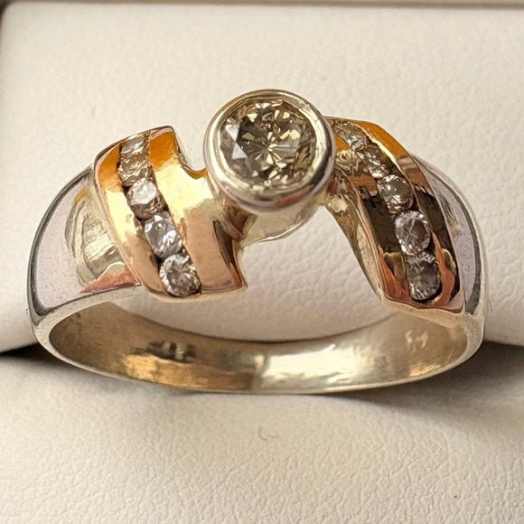 18k Gold & Diamond Ring - Picture 3 of 9